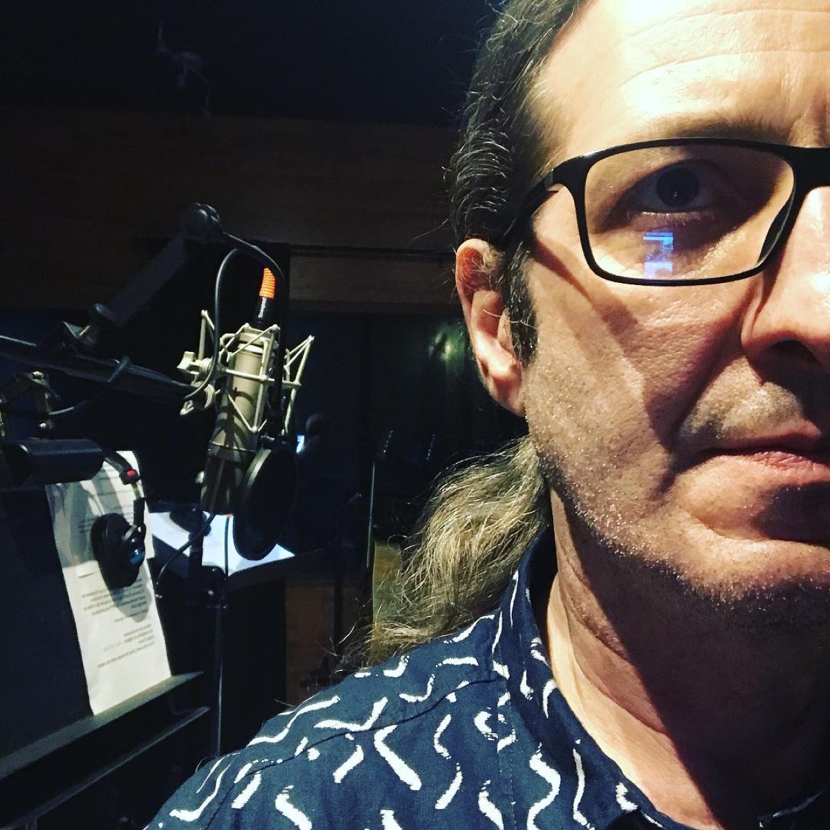 Fred Candeille devant un microphone