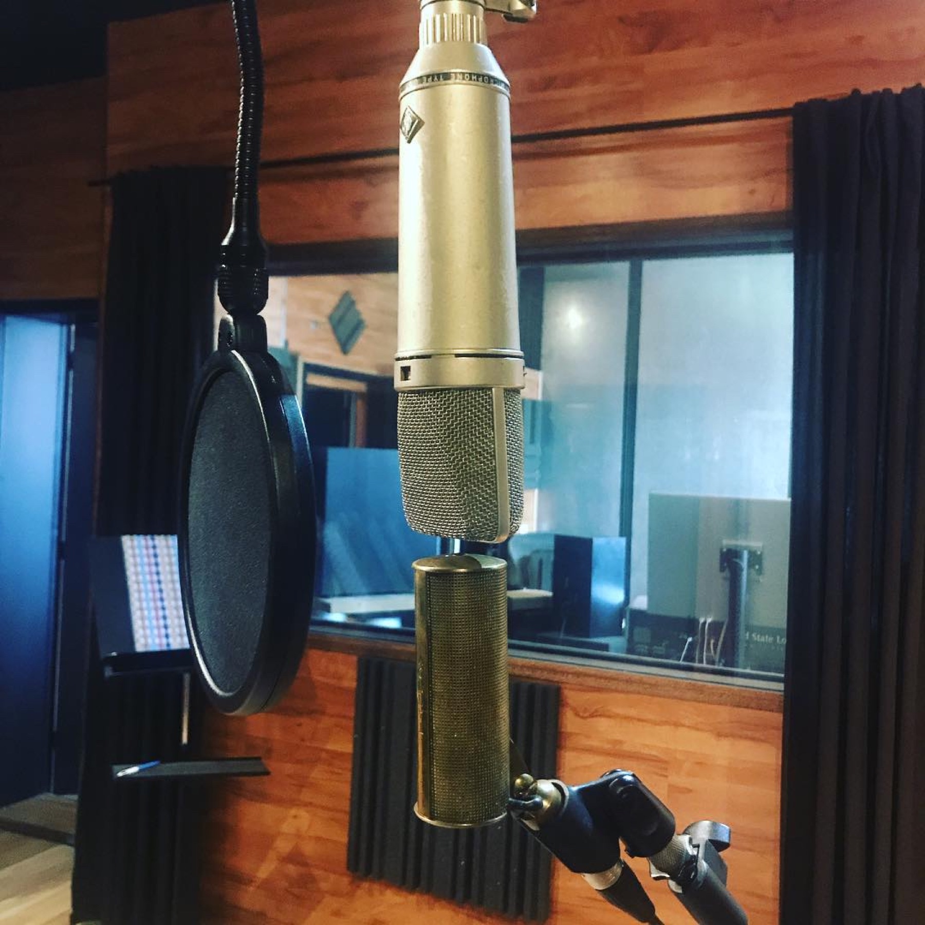 Microphone de studio préparé pour un spot radio