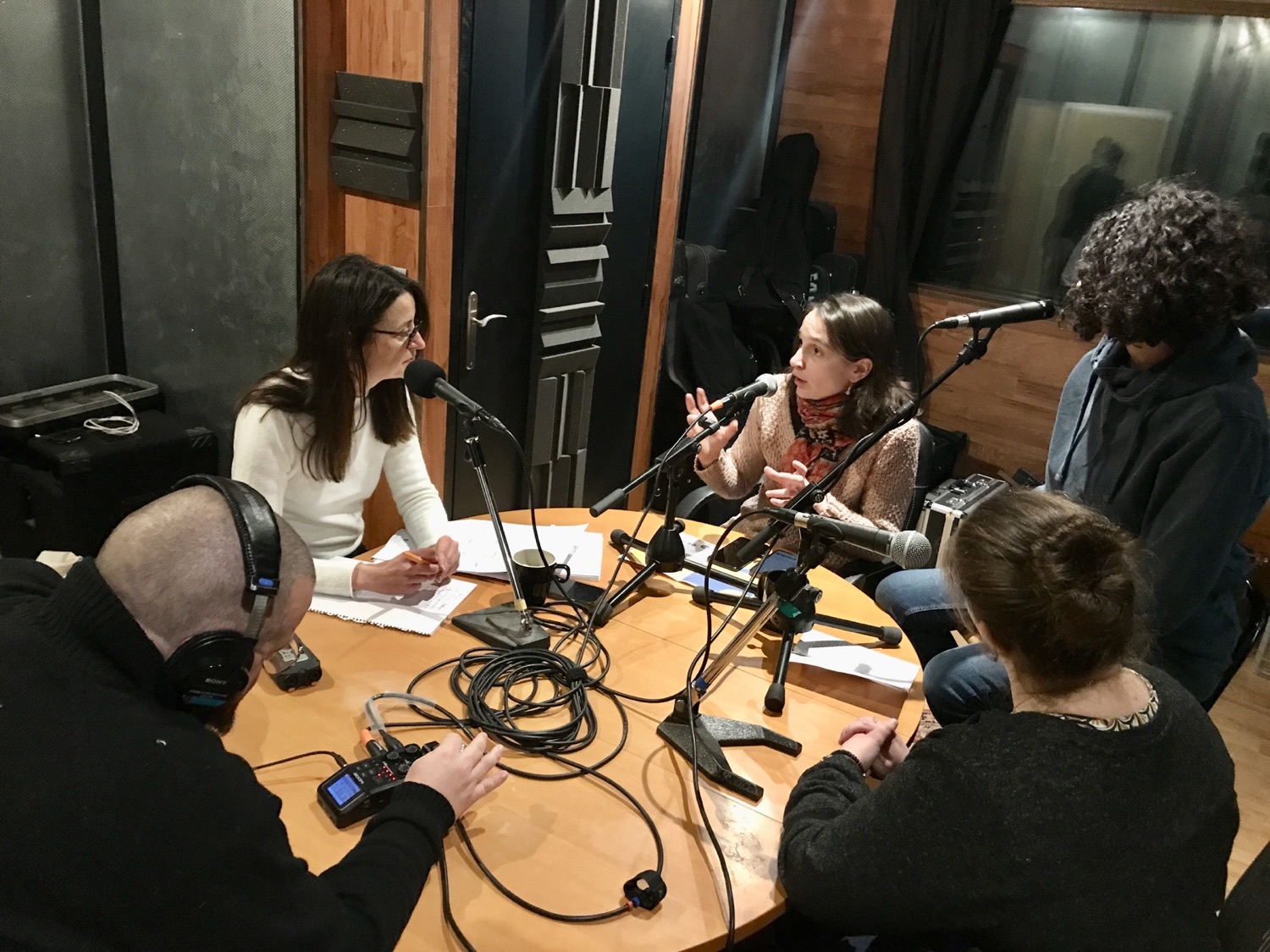 Session de contenu parlé autour de microphones