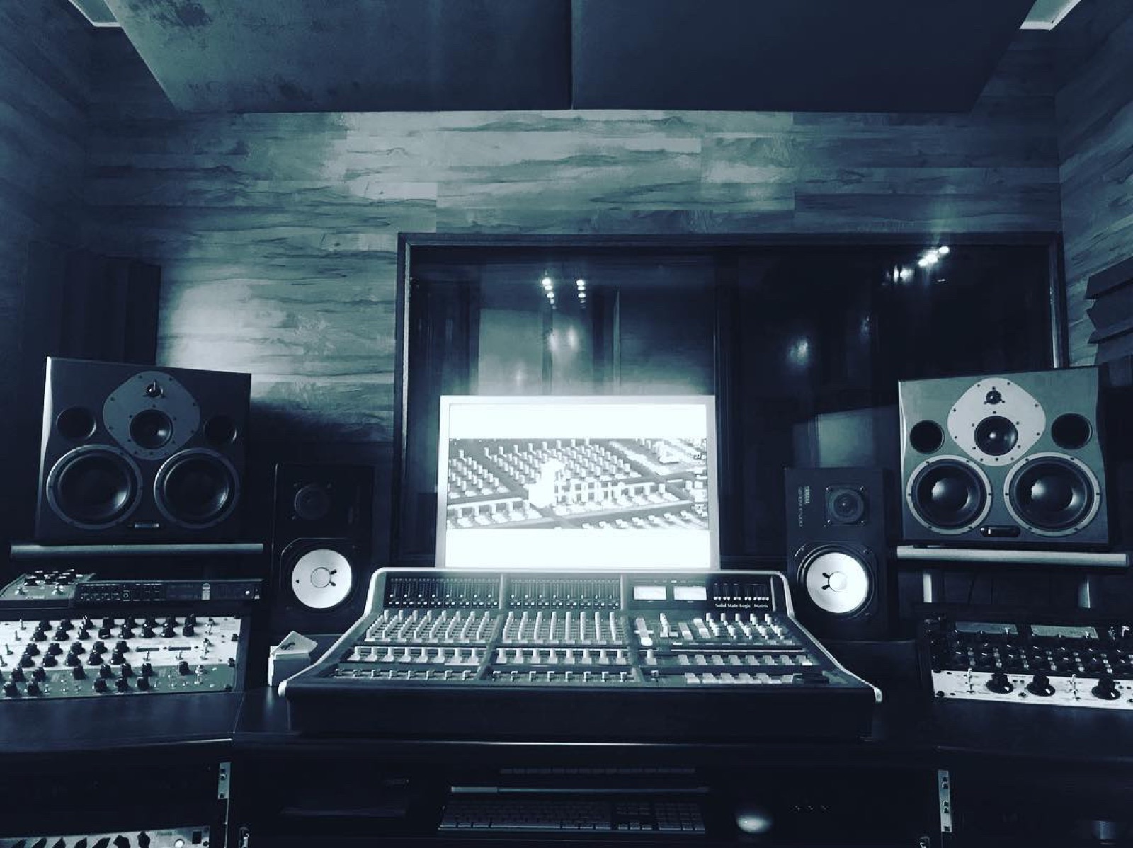 Une précédente régie La Fabric avec console, enceintes et instruments