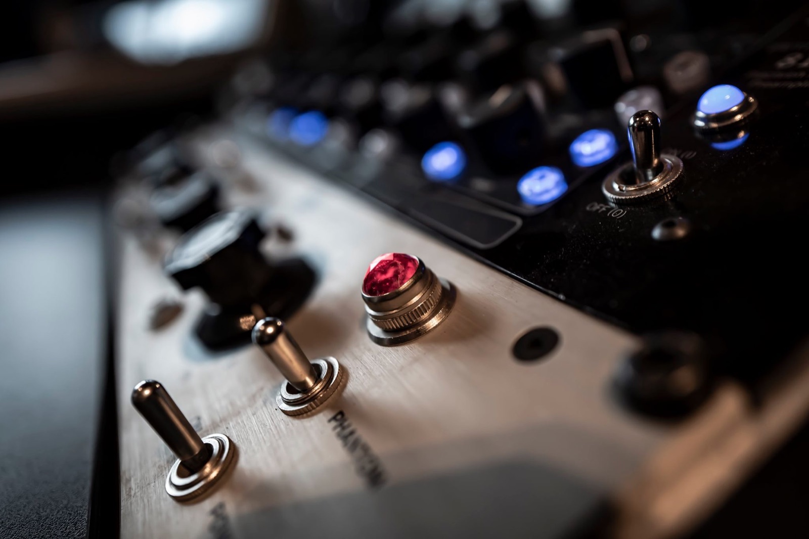 Réglages d'un équipement audio en gros plan